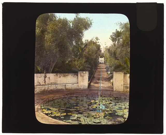 &quot;El Fureidis,&quot; James Waldron Gillespie house, Parra Grande Lane, Montecito, California. Circular ornamental pool: Johnston (Frances Benjamin) Collection, Prints &amp; Photographs Division, Library of Congress, LC-DIG-ppmsca-16081